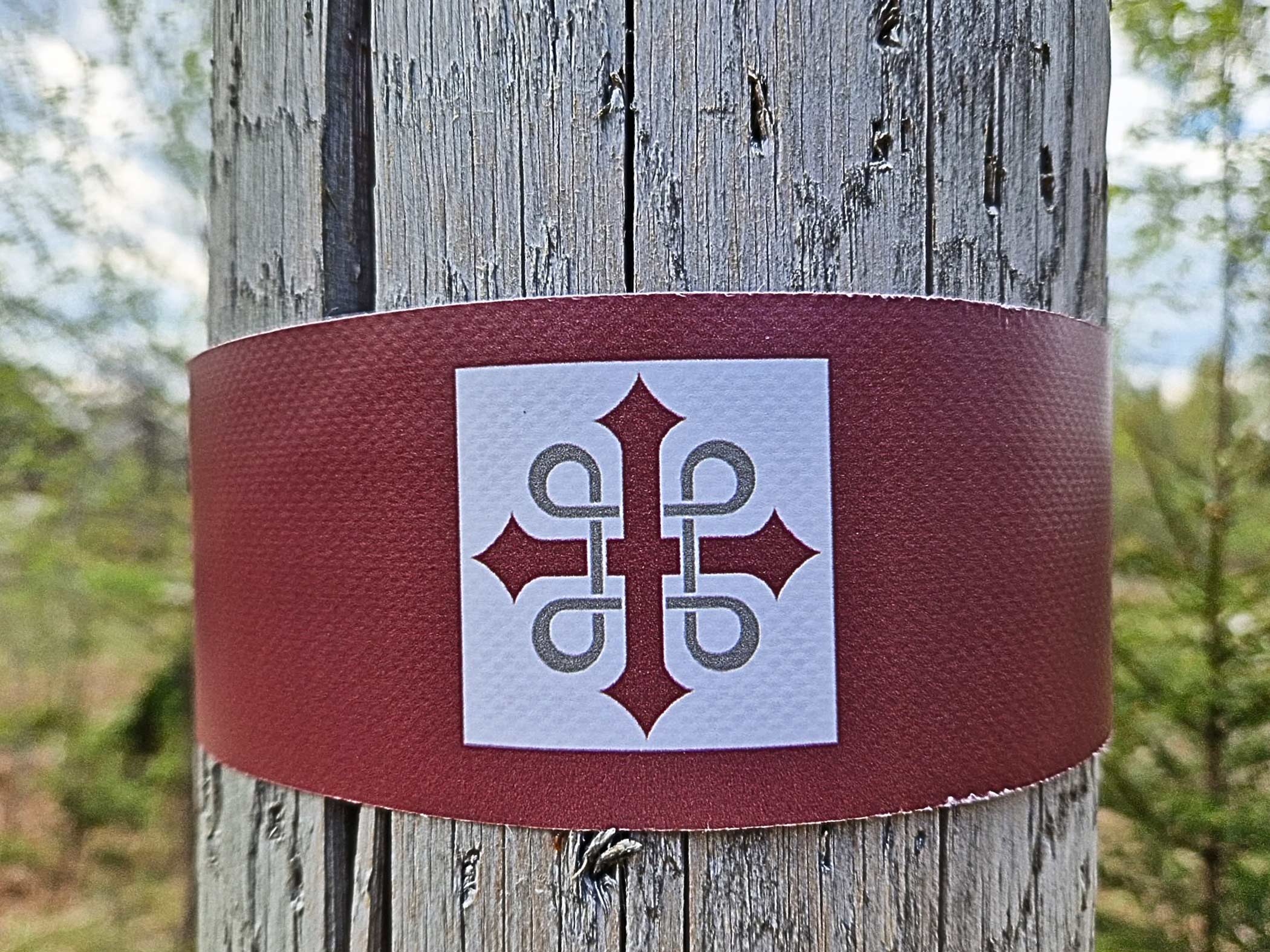 Pilgrimssymbol på en trästolpe markerar en pilgrimsvandring.