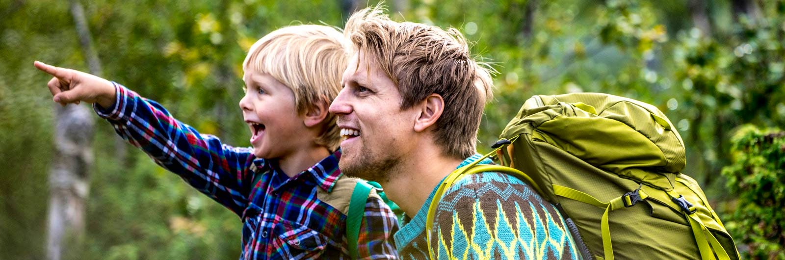 Far och son vandrar på Roslagsleden
