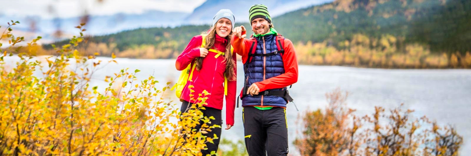 Fjällvandrande par intill