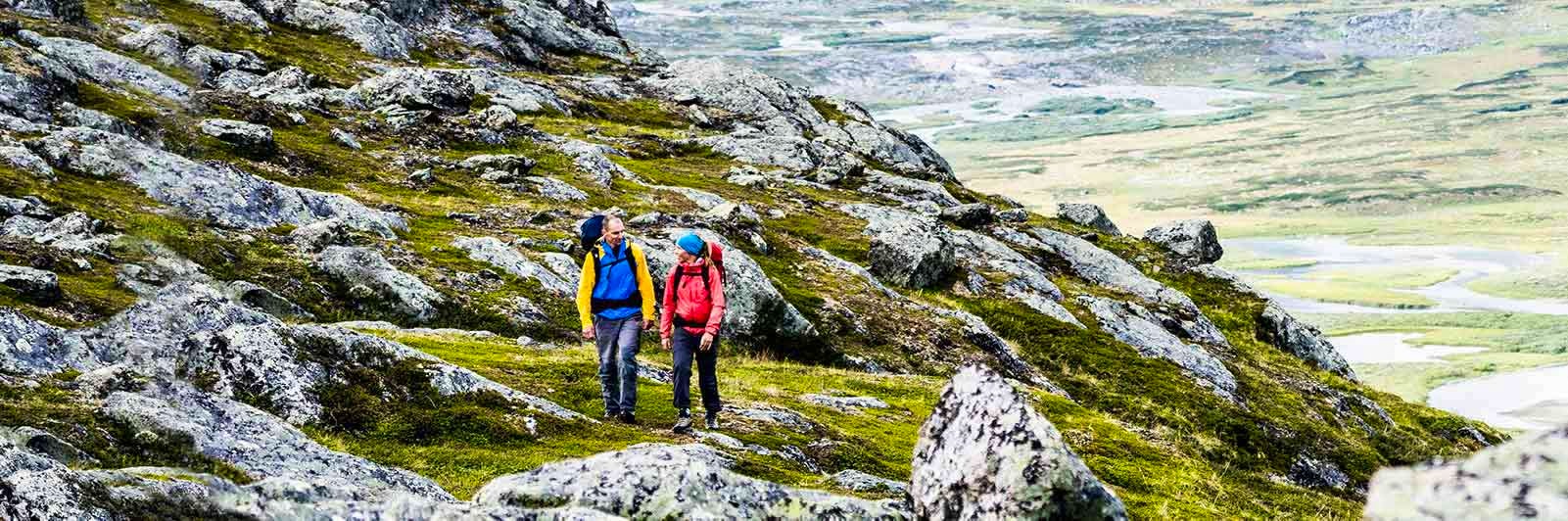 Två vandrare på fjället på Kungsleden