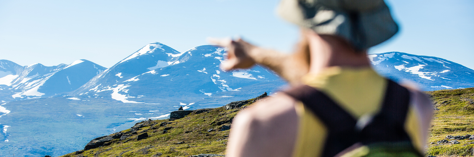 människa pekar på fjället