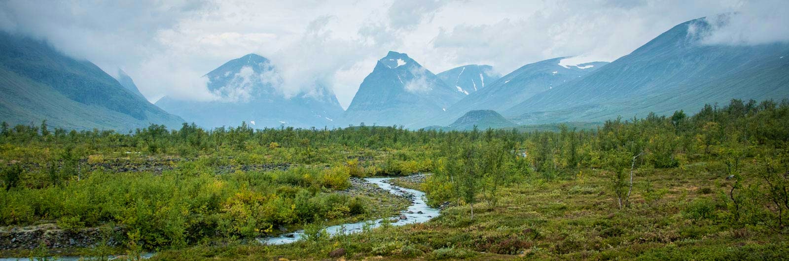 Vattendrag och fjäll vid Nikkaluokta