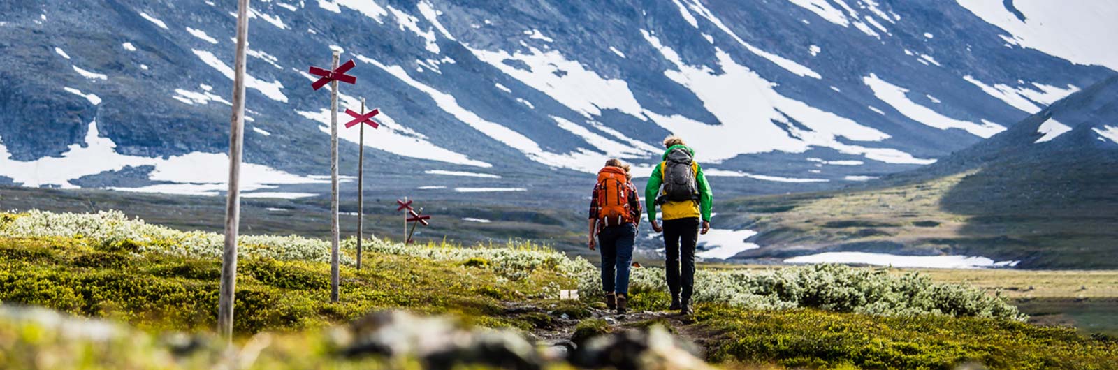 Två vandrare följer ledkryss mot Sylarna.