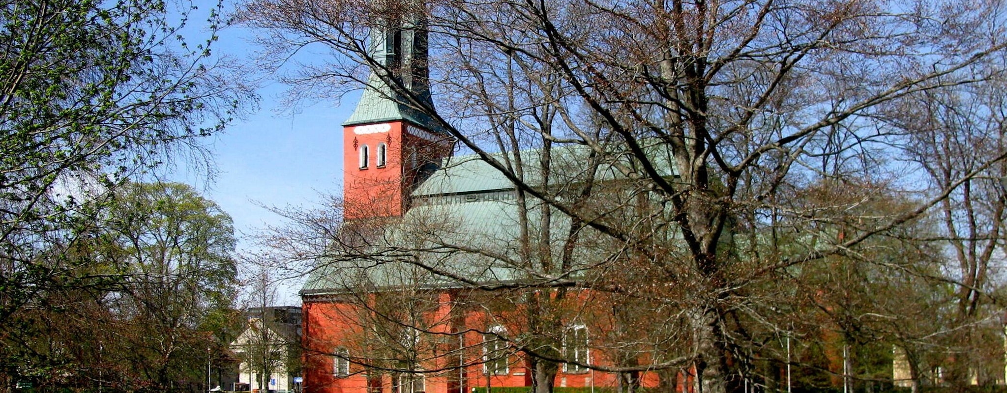 En röd domkyrka.