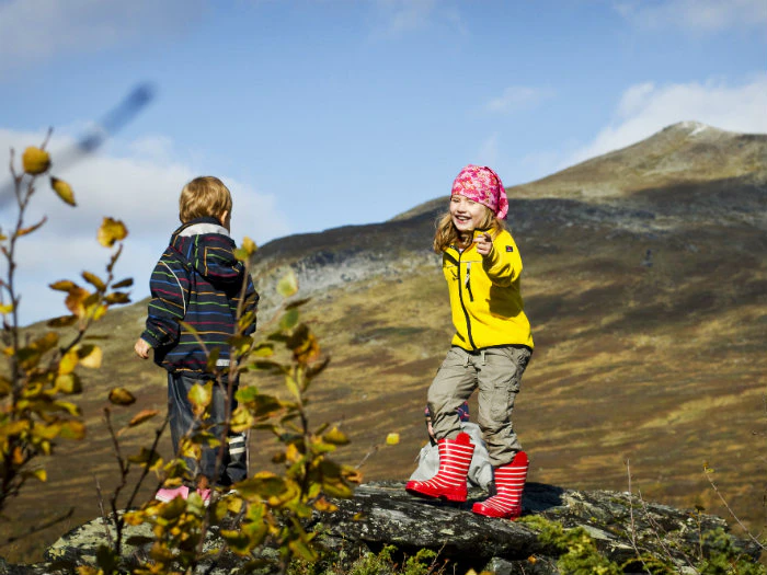 Två barn på fjället.