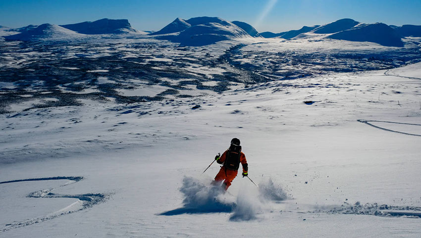 Skidåkare åker offpist i Abisko