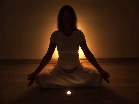 Kvinna yogar i mörker
