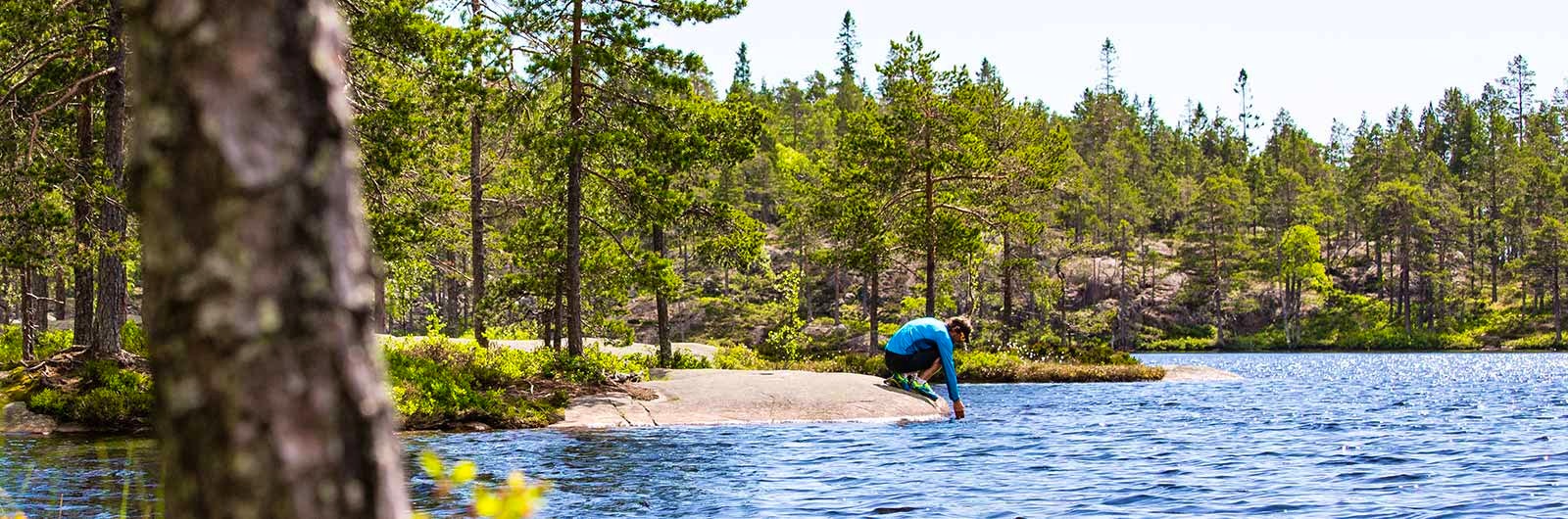 Man vid sjö längs Höga kusten signaturled