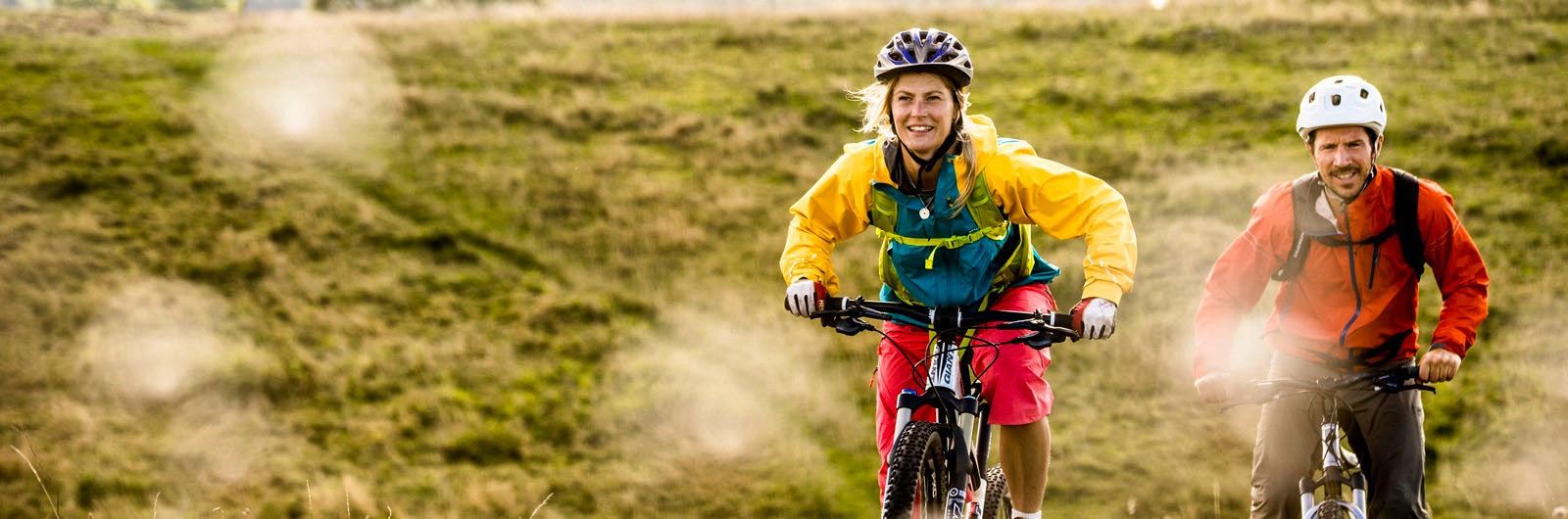 Två cyklister på mountainbikes