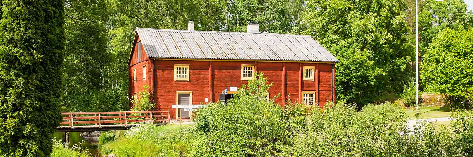 Röd stuga i Korrö hantverksby