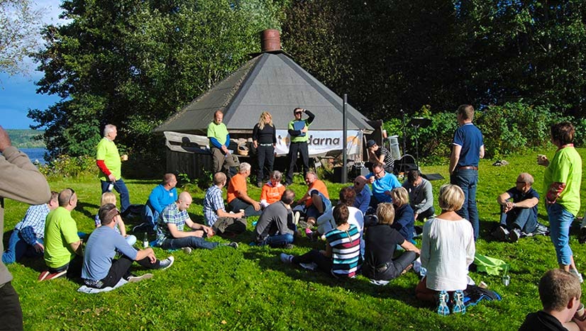 Människor framför stuga i Bergslagen
