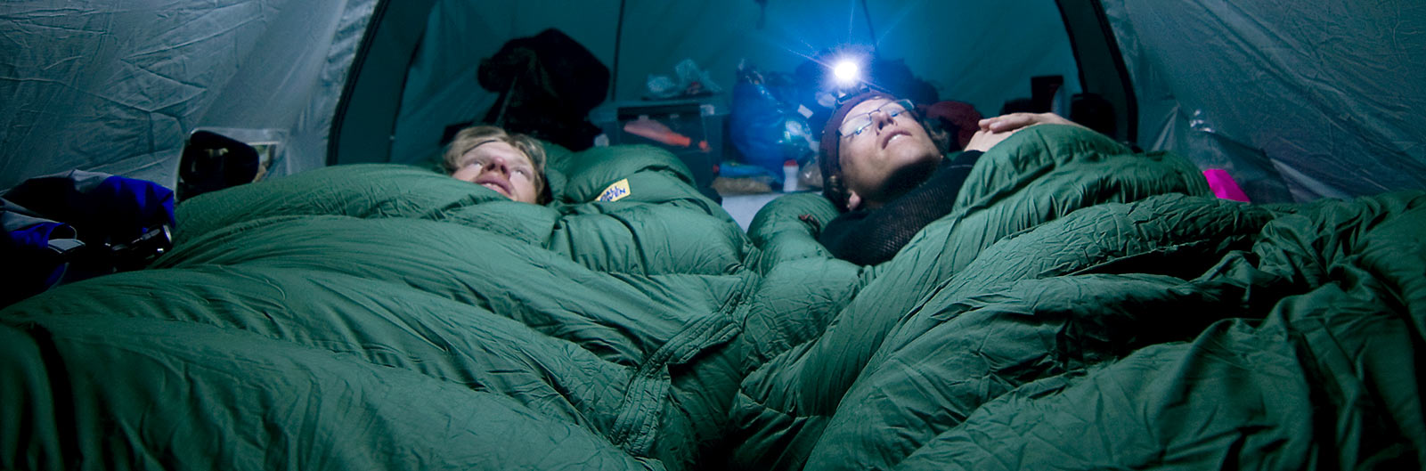 Tältare i tjocka gröna sovsäckar