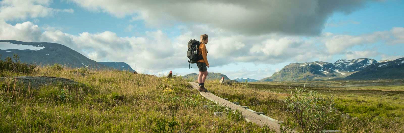 Vandrare som njuter av utsikten i fjällen