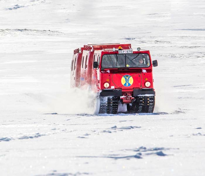 Transport i fjällen med röd vessla