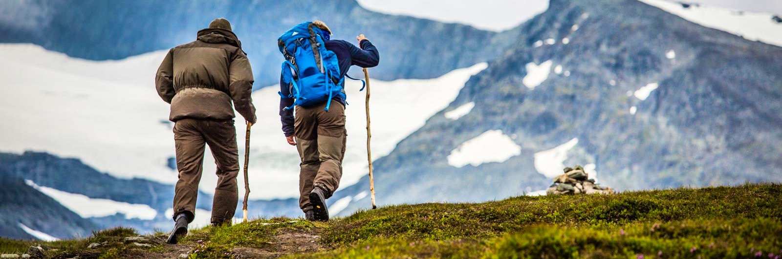 Två fjällvandrare med pinnar till stavar