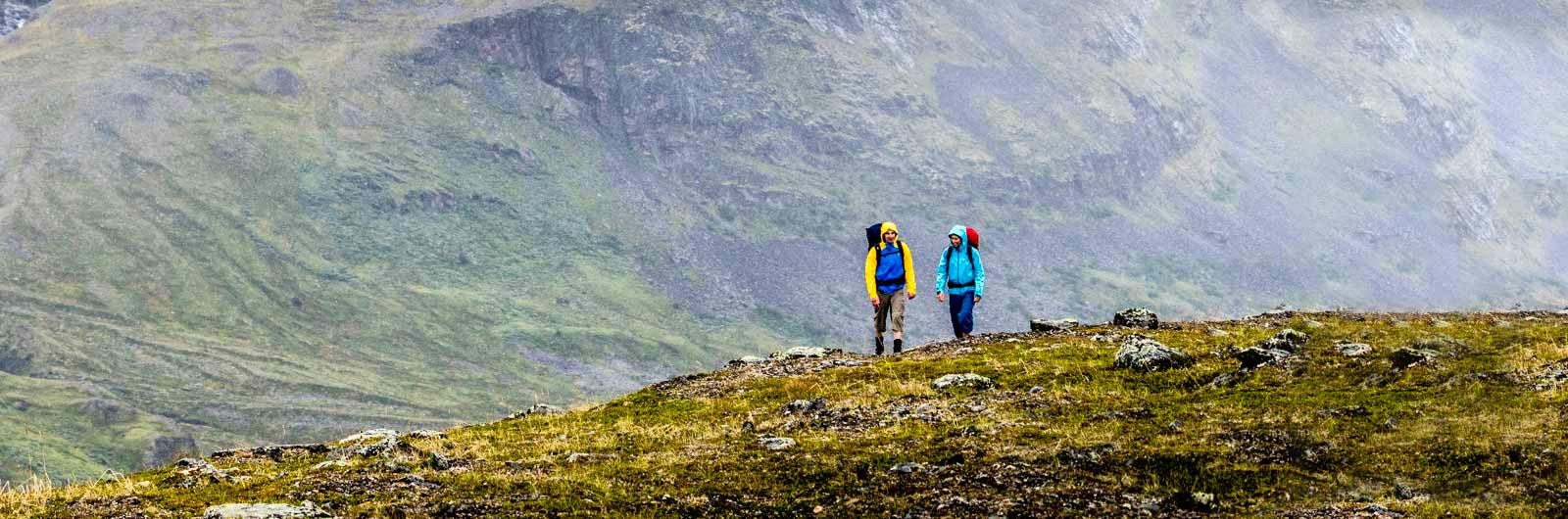 Två vandrare går längs Padjelantaleden