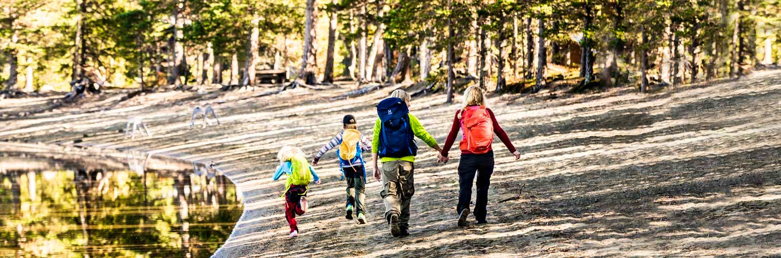 Familj med två barn på vandring