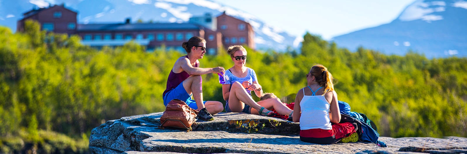 Unga kopplar av efter fjällvandring