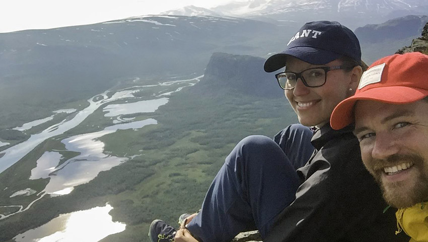 Selfie på Emilia med fästman vid utsiktsplats