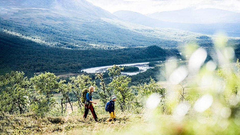 Fjällvandrande kvinna med barn