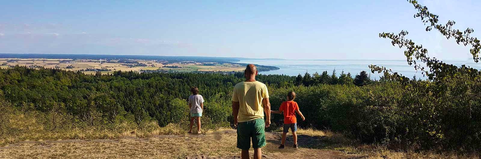 Familj njuter av utsikt vid Vättern och Signaturled Omberg