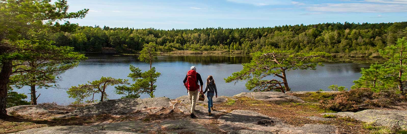 Far och dotter på vandring