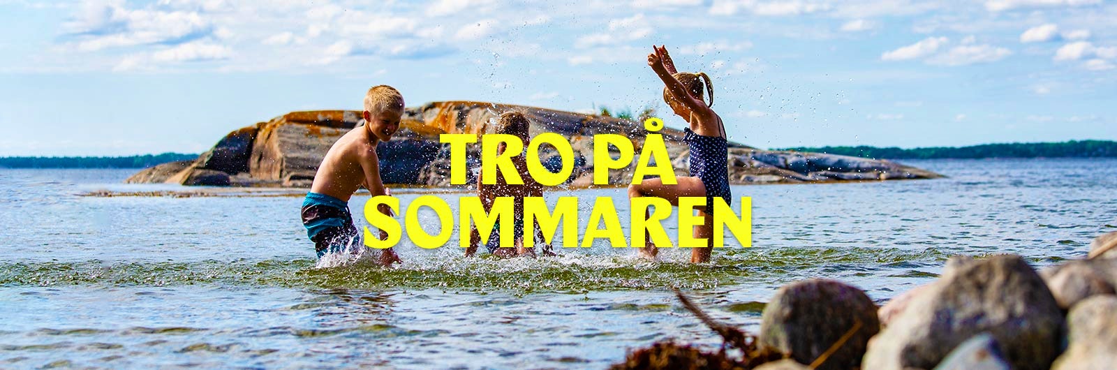 barn som badar i vattnet