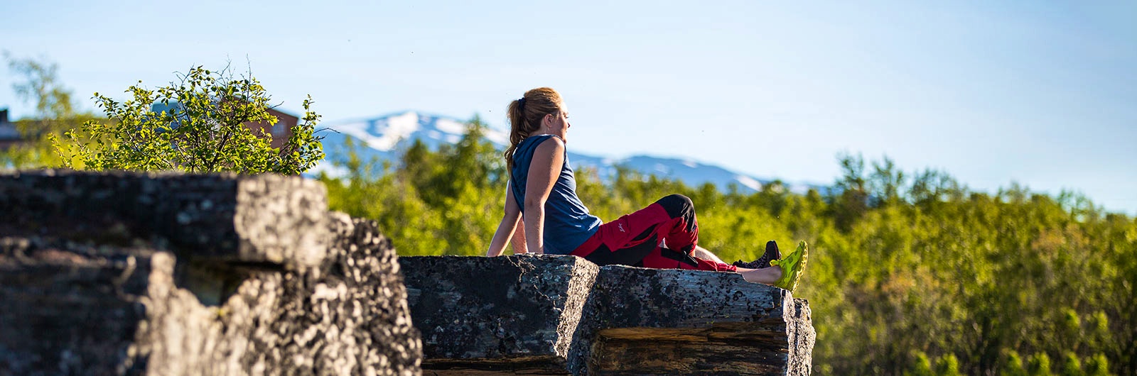 person sitter vid abisko jokka och njuter