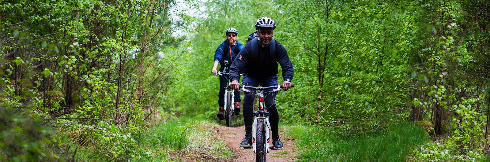 äventyr på cykel i skogen