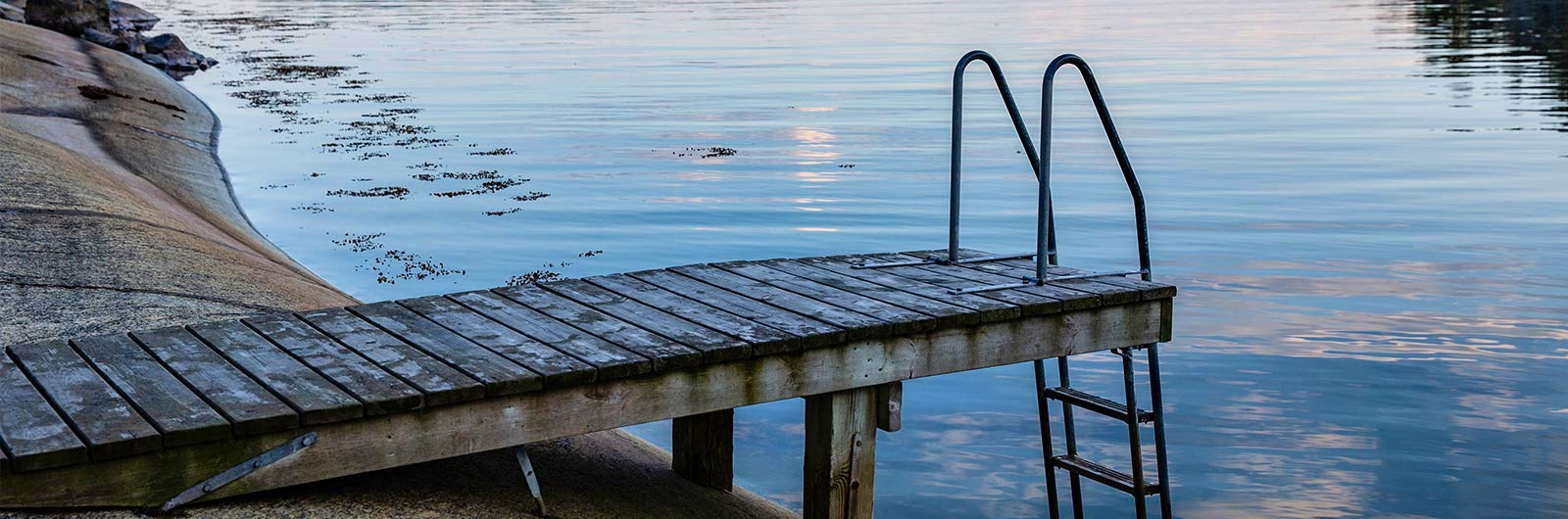 brygga i solnedgången på skärgårdsö