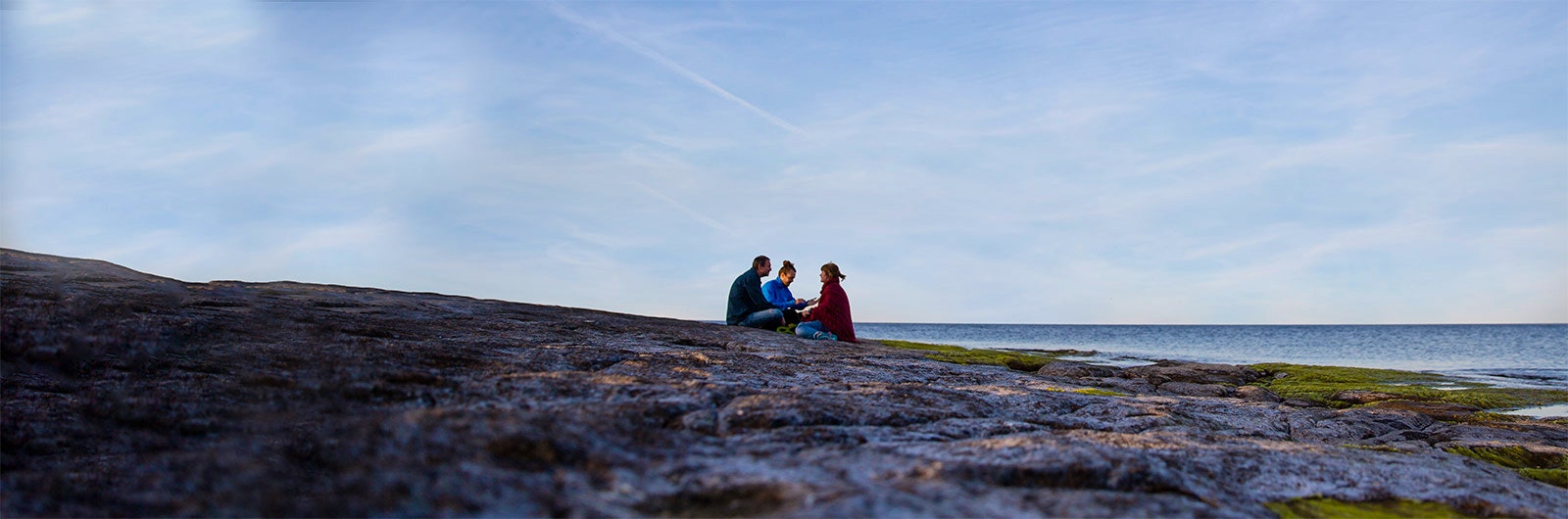 Klipphäng i österlen i solnedången på en svemester