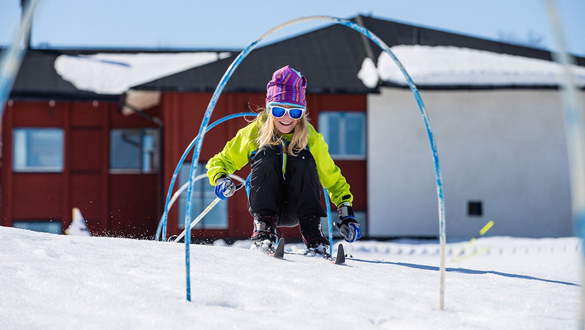 Barn åker skidor i Vålådalen på sportlov