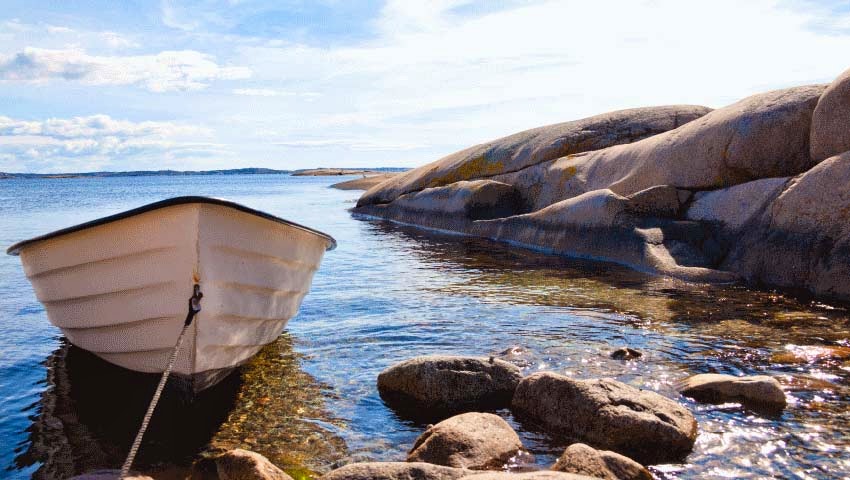 Båt ligger vid klippa i Bohuslän