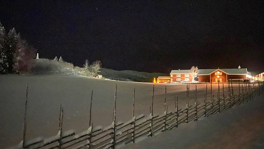 Vinterkväll vid upplyst Millestgården i Åre