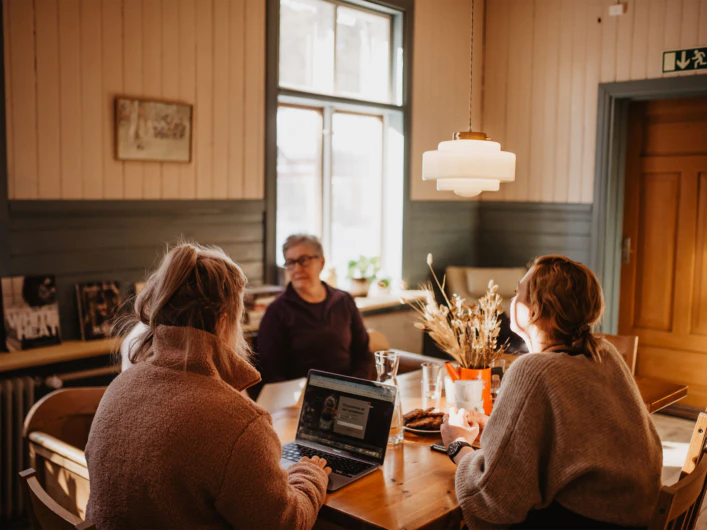En liten grupp konfererar på STF Turistgården Särna Bed and Breakfast.