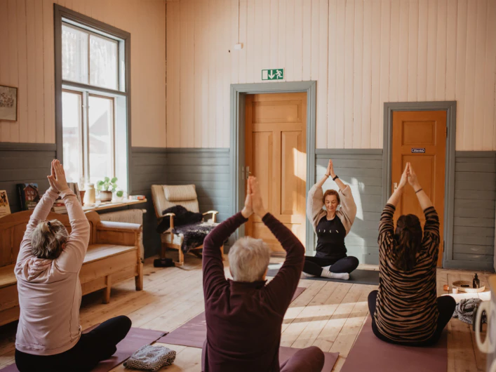 En grupp yogar på STF Turistgården Särna Bed and Breakfast.
