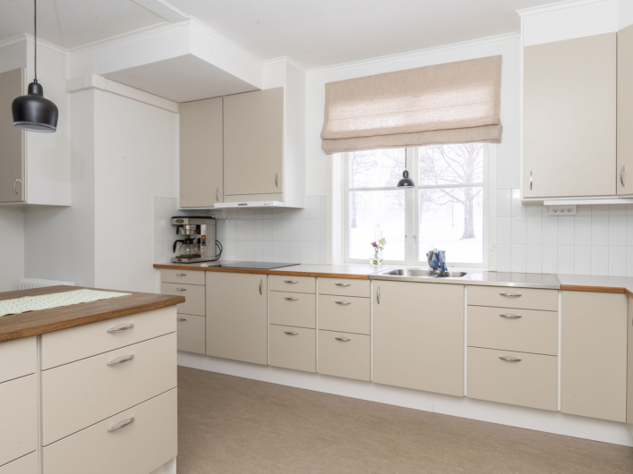 Ett beige kök i STF Undersviks hus Murraygården.