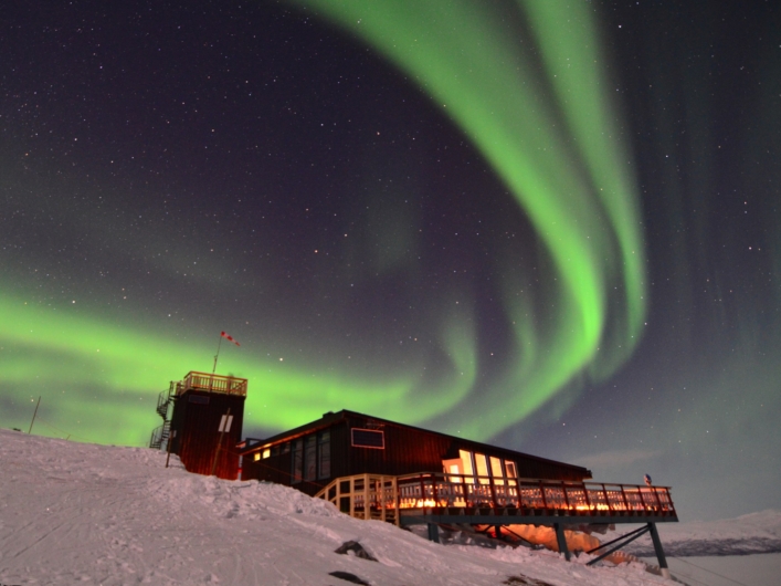 STF Aurora Sky Station under norrskenet i Abisko.