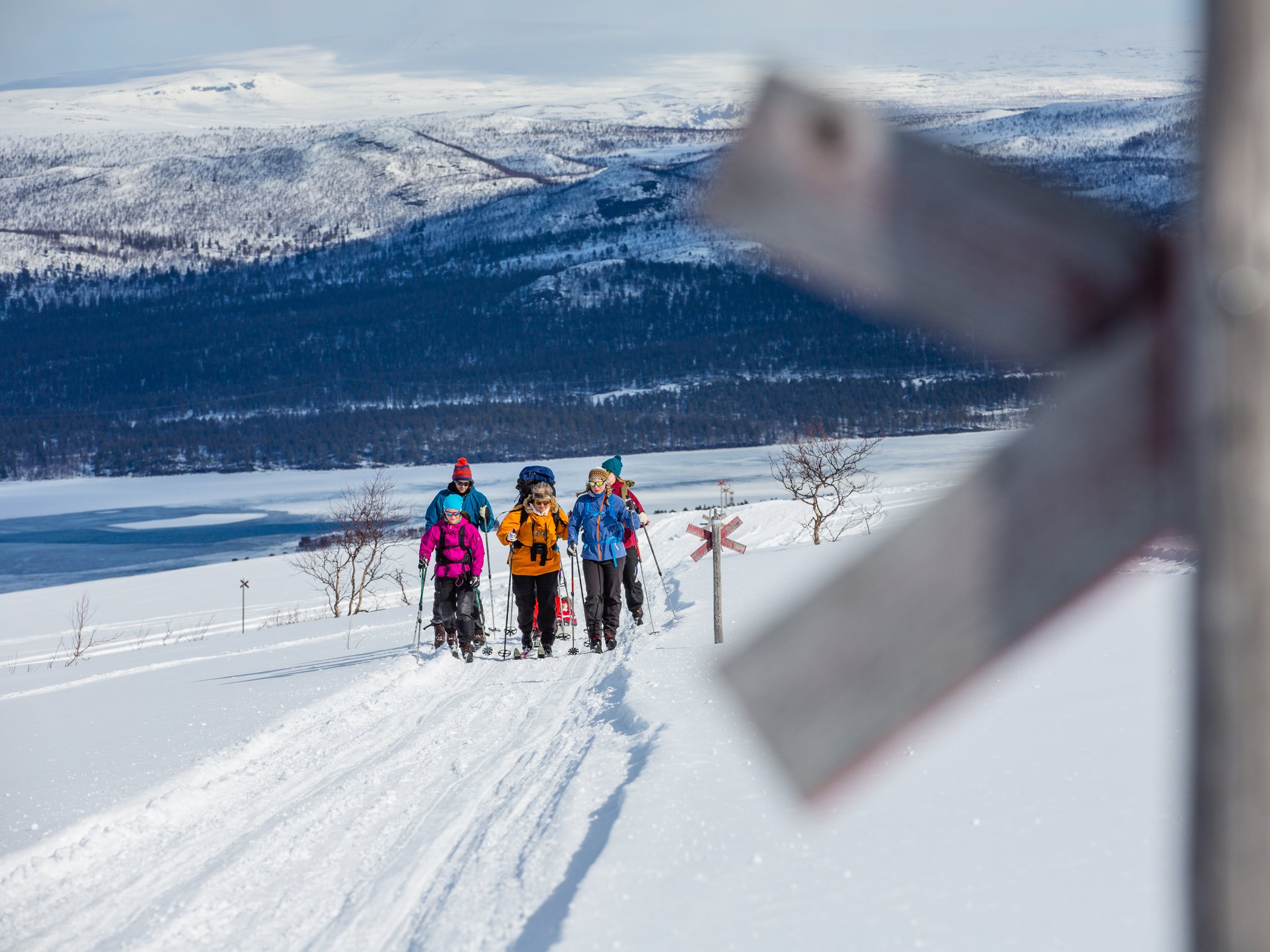 Turskidåkare på en vinterled i fjällen vid Saltoluokta.