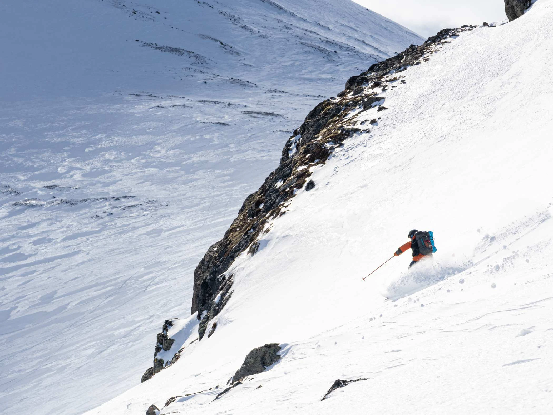 En skidåkare åker nerför en brant bergssida i Jämtlandsfjällen.