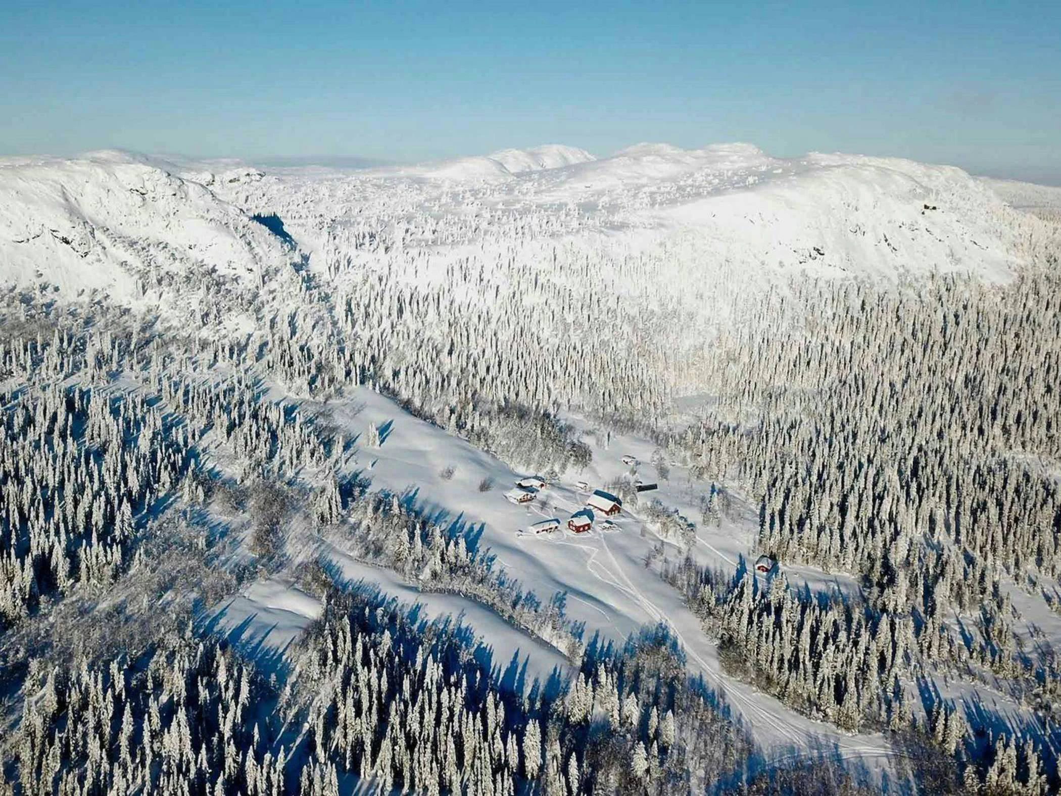 Flygfoto över ett snötäckt Almdalen