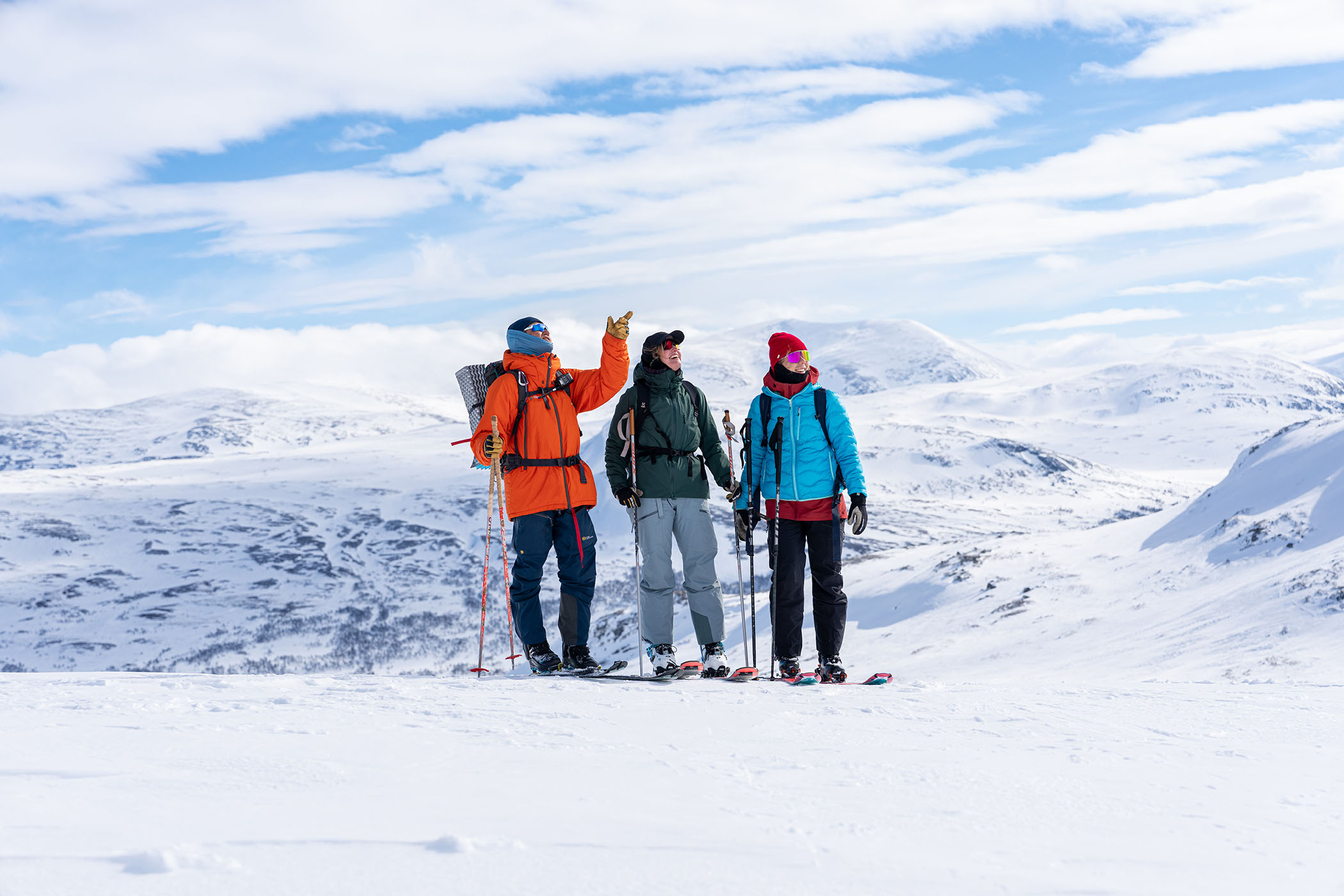 En guide och två gäster på topptur i Jämtland.