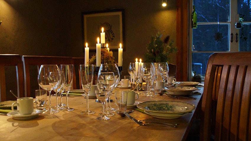 Ett romantiskt bord med levande ljus och fint porslin på STF Vita Krala.