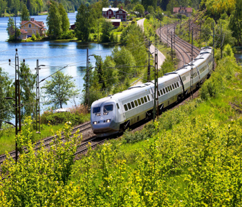 Ett tåg kör genom ett vackert landskap.