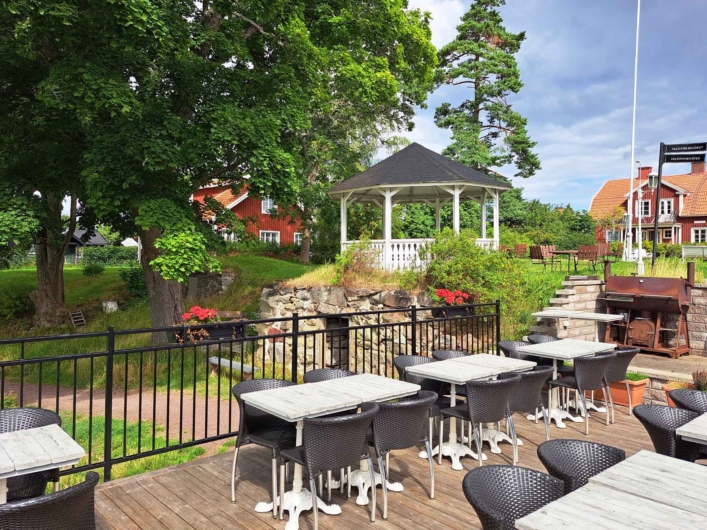 Terass med bord och stolar i solen