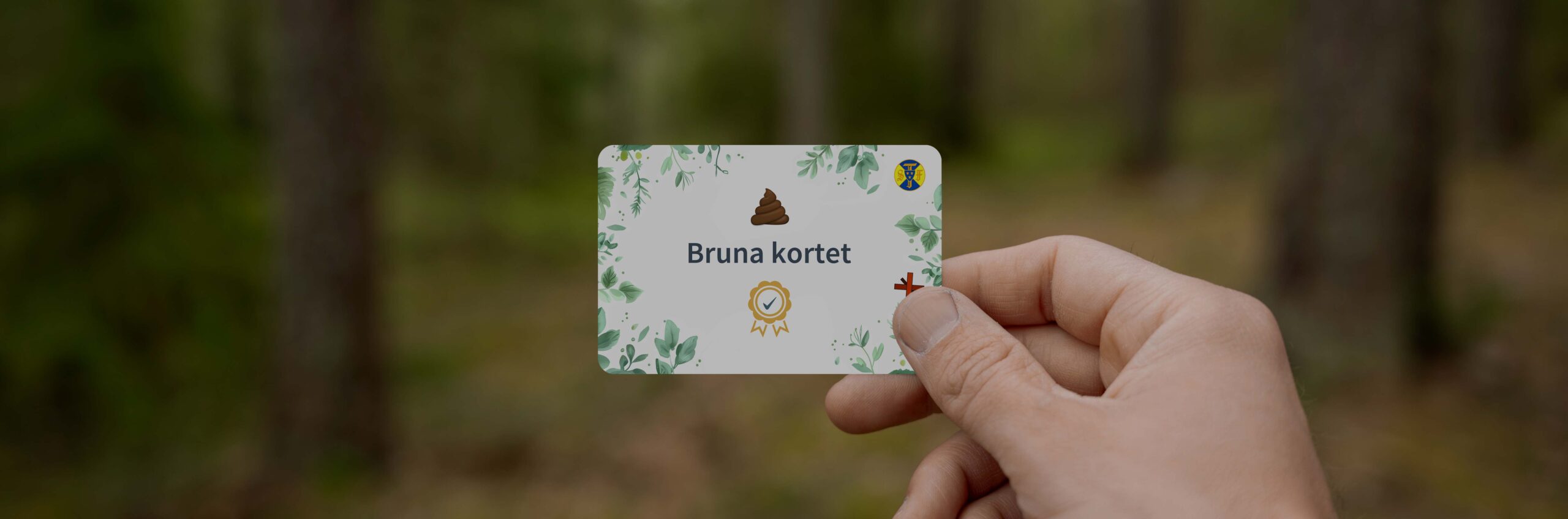 hand som håller i bruna kortet