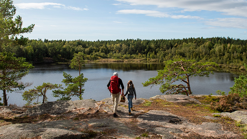 Två personer i ett naturreservat