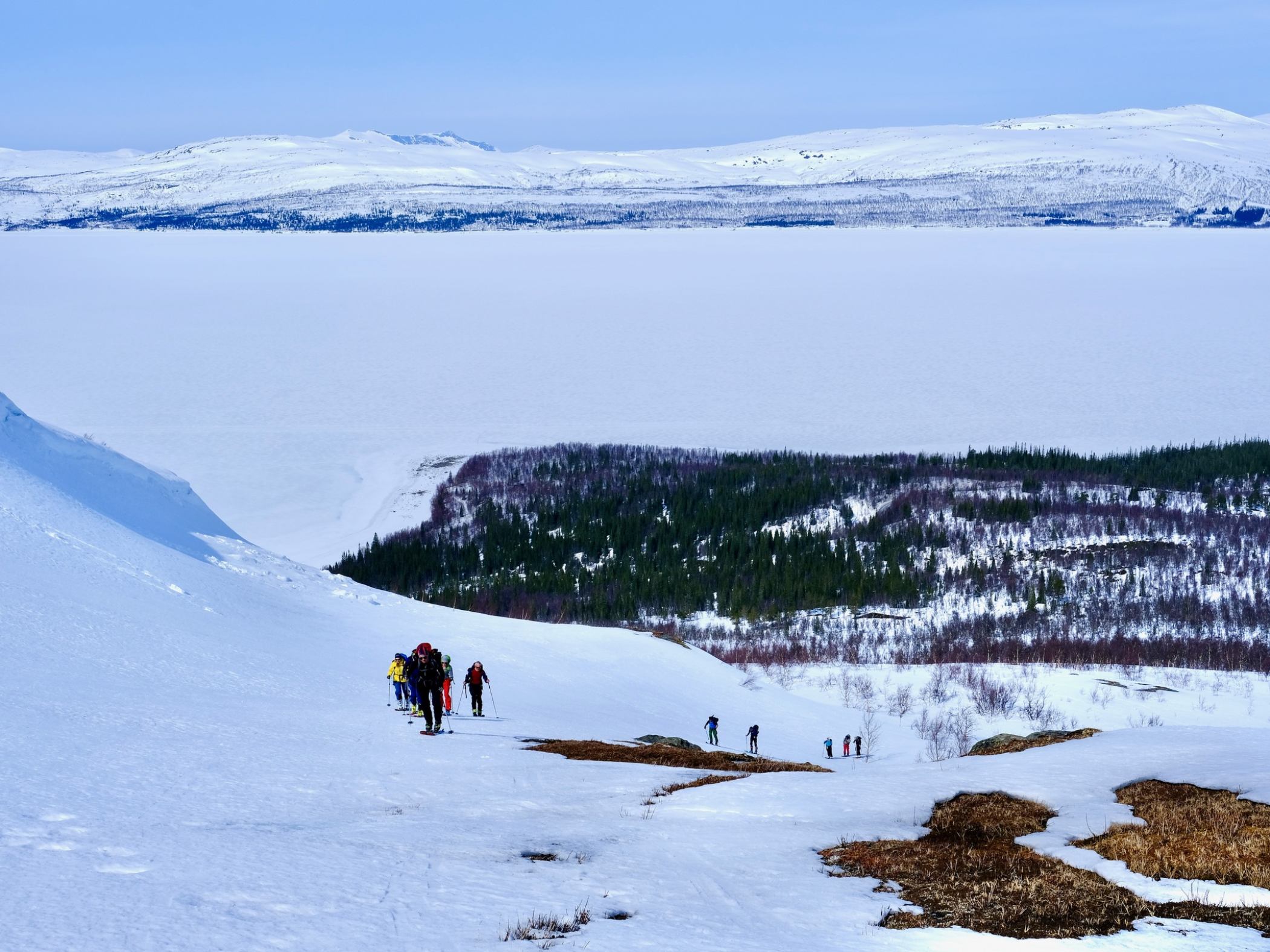 En grupp toppturare i Hemavan på väg uppför.