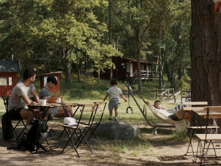 Hängmattor framför Grinda Sea Lodge.