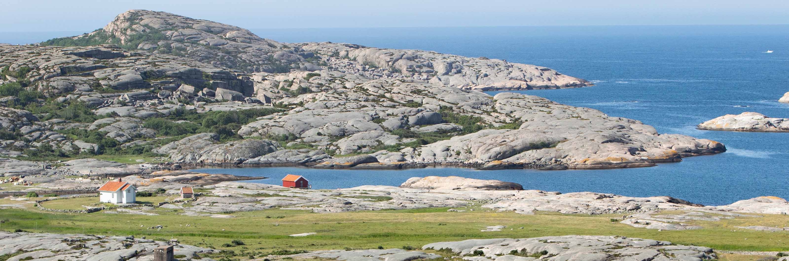 Landskap i bohuslän med klippor och hav.